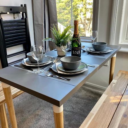 Trendy Stylish Apartment! - 5 Minute Walk To The Best Beach! - Great Location - Parking - Fast Wifi - Smart Tv - Newly Decorated - Sleeps Up To 6! Close To Bournemouth & Poole Town Centre & Sandbanks Екстериор снимка