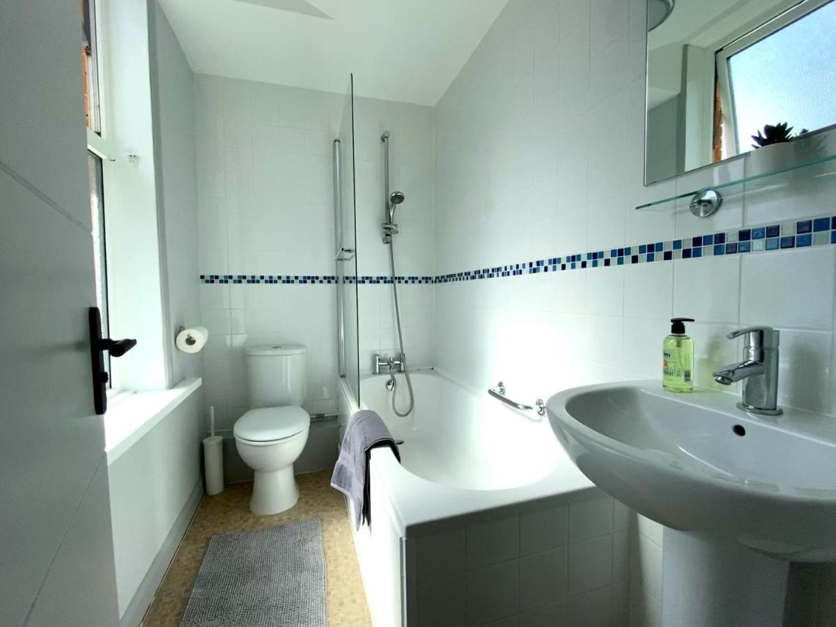Trendy Stylish Apartment! - 5 Minute Walk To The Best Beach! - Great Location - Parking - Fast Wifi - Smart Tv - Newly Decorated - Sleeps Up To 6! Close To Bournemouth & Poole Town Centre & Sandbanks Екстериор снимка