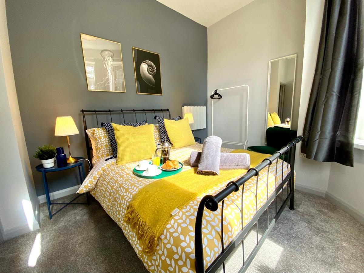 Trendy Stylish Apartment! - 5 Minute Walk To The Best Beach! - Great Location - Parking - Fast Wifi - Smart Tv - Newly Decorated - Sleeps Up To 6! Close To Bournemouth & Poole Town Centre & Sandbanks Екстериор снимка