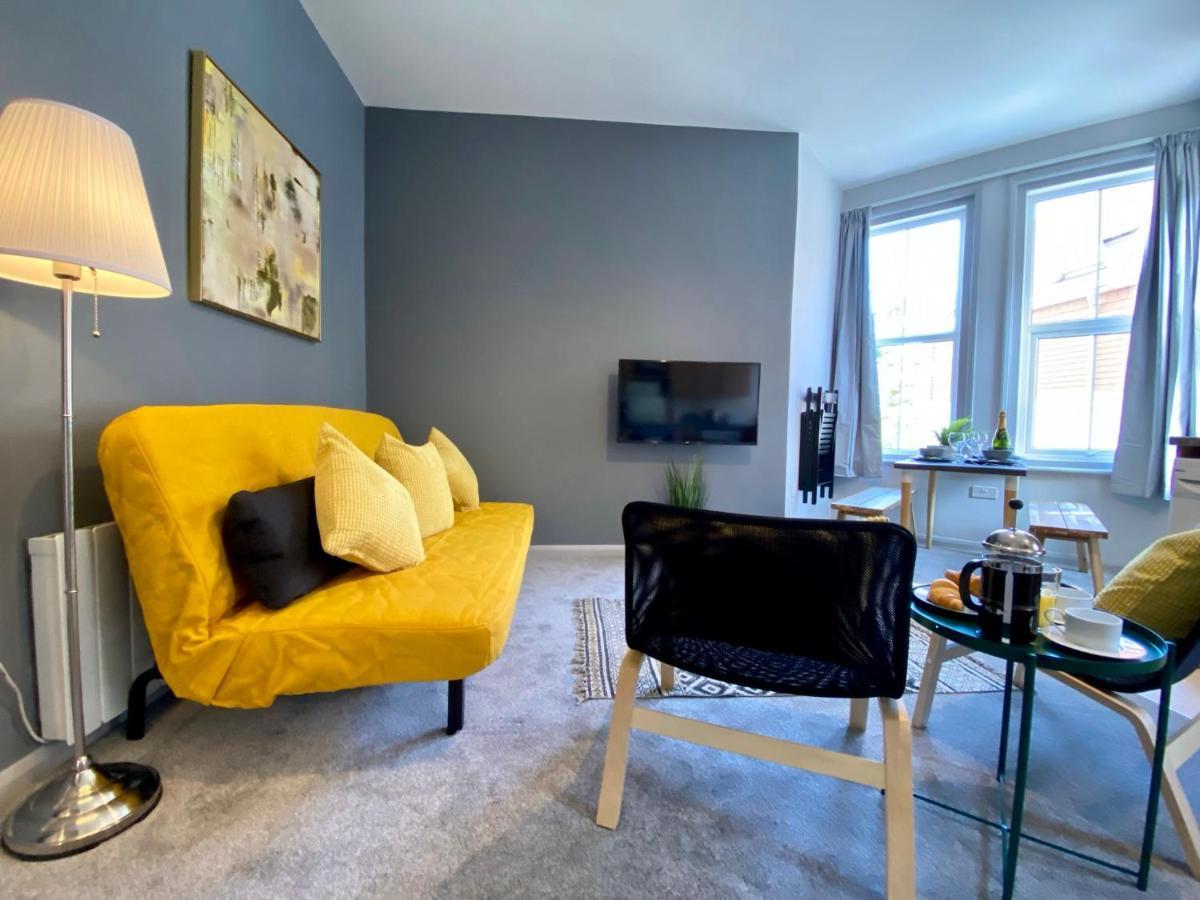 Trendy Stylish Apartment! - 5 Minute Walk To The Best Beach! - Great Location - Parking - Fast Wifi - Smart Tv - Newly Decorated - Sleeps Up To 6! Close To Bournemouth & Poole Town Centre & Sandbanks Екстериор снимка