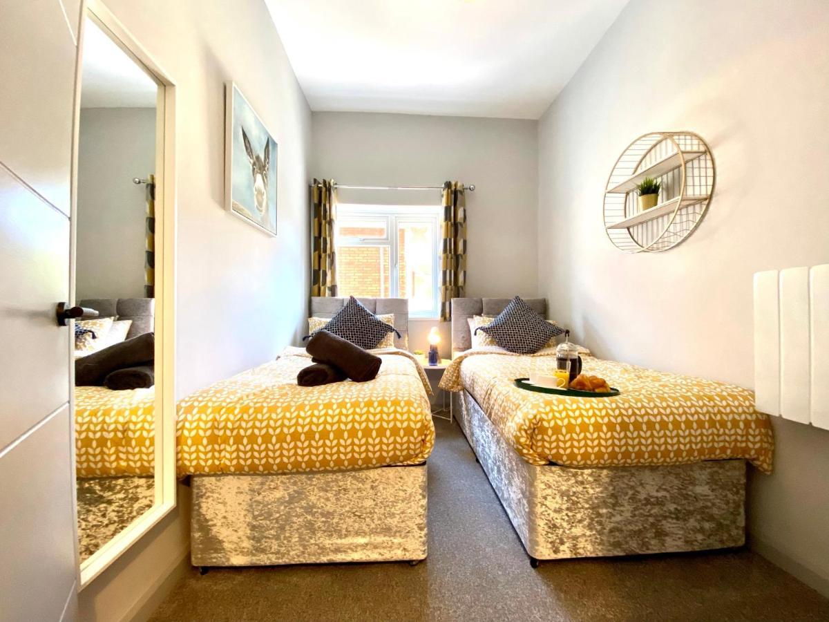 Trendy Stylish Apartment! - 5 Minute Walk To The Best Beach! - Great Location - Parking - Fast Wifi - Smart Tv - Newly Decorated - Sleeps Up To 6! Close To Bournemouth & Poole Town Centre & Sandbanks Екстериор снимка