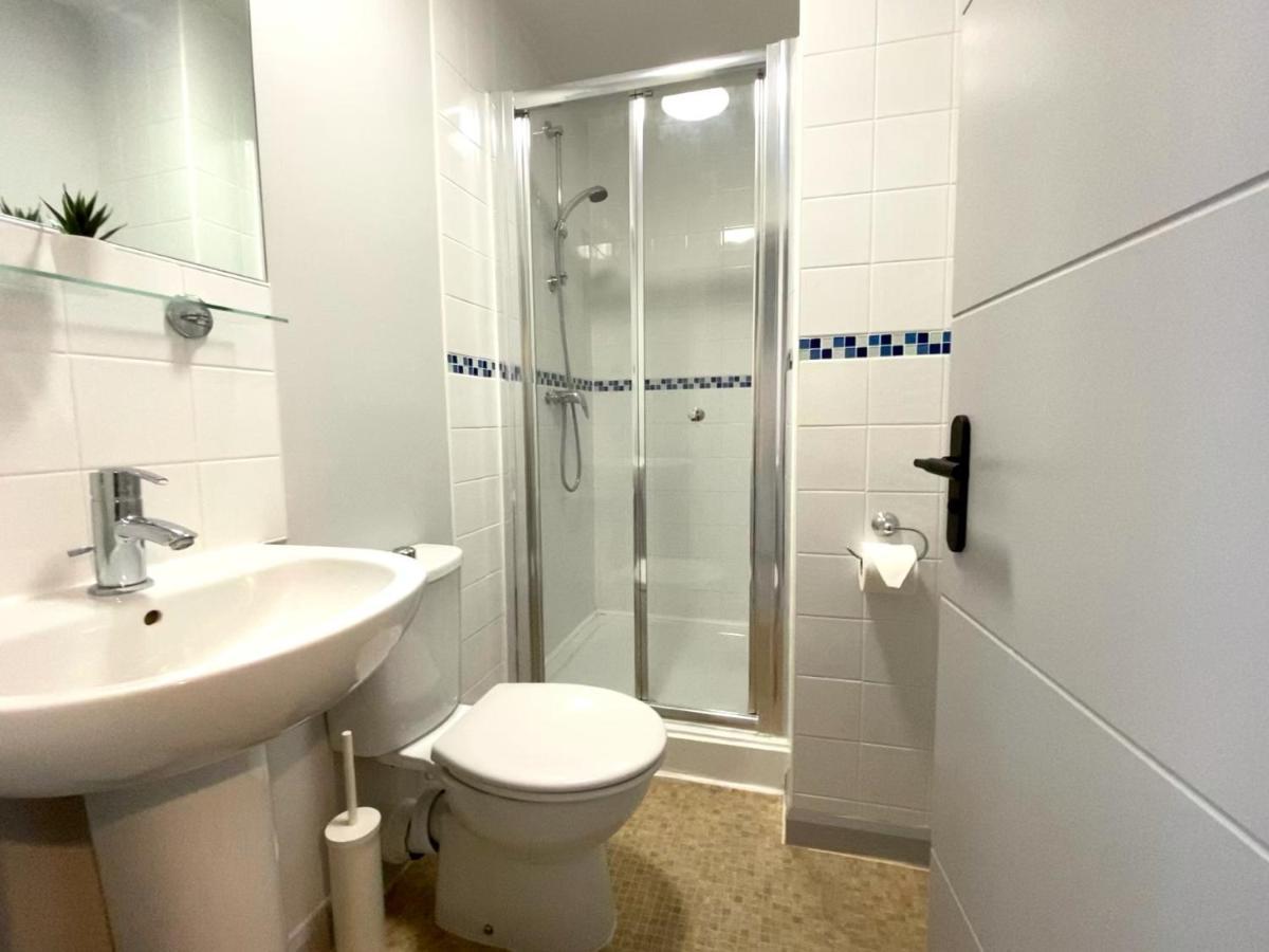 Trendy Stylish Apartment! - 5 Minute Walk To The Best Beach! - Great Location - Parking - Fast Wifi - Smart Tv - Newly Decorated - Sleeps Up To 6! Close To Bournemouth & Poole Town Centre & Sandbanks Екстериор снимка