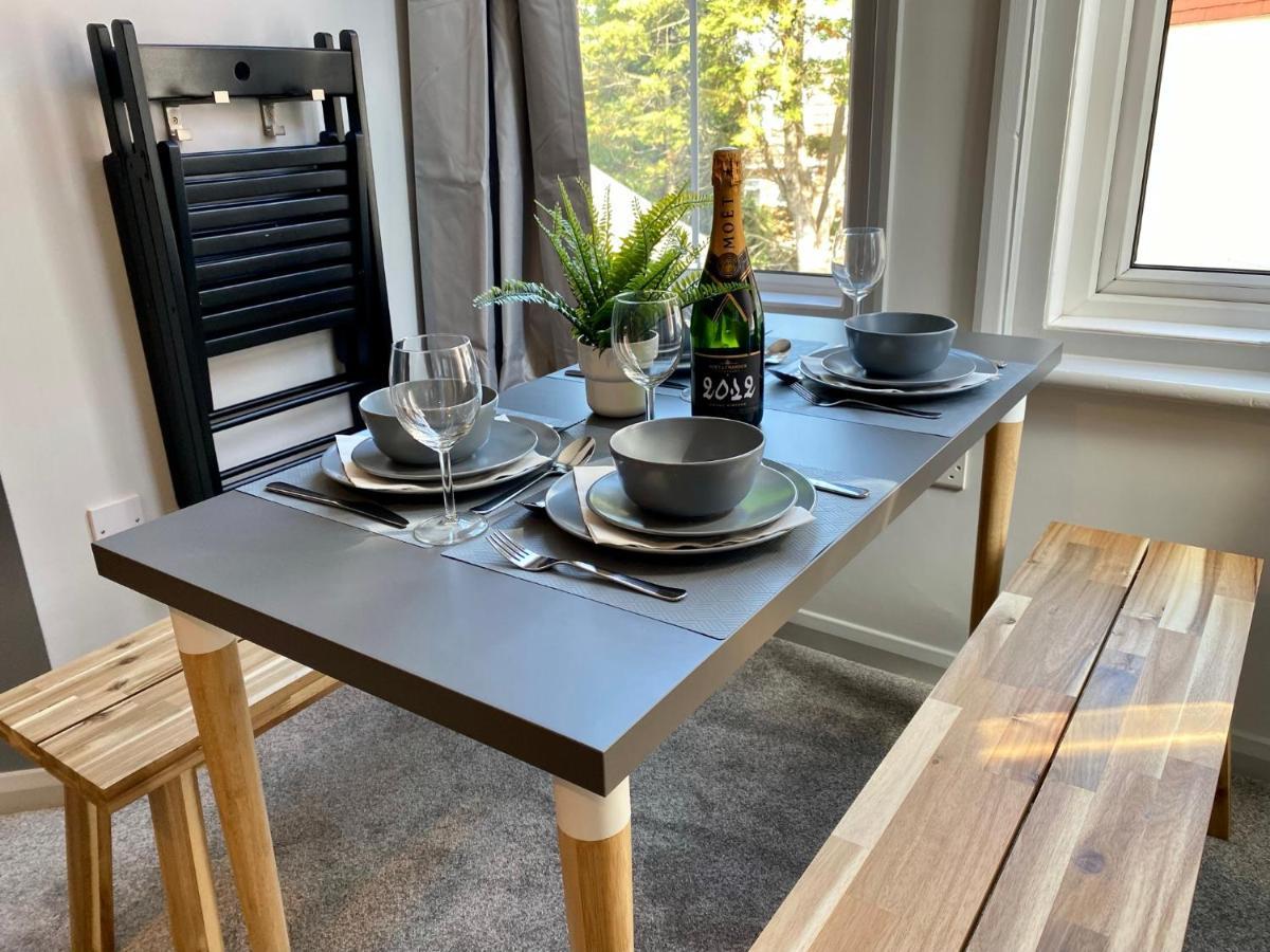 Trendy Stylish Apartment! - 5 Minute Walk To The Best Beach! - Great Location - Parking - Fast Wifi - Smart Tv - Newly Decorated - Sleeps Up To 6! Close To Bournemouth & Poole Town Centre & Sandbanks Екстериор снимка