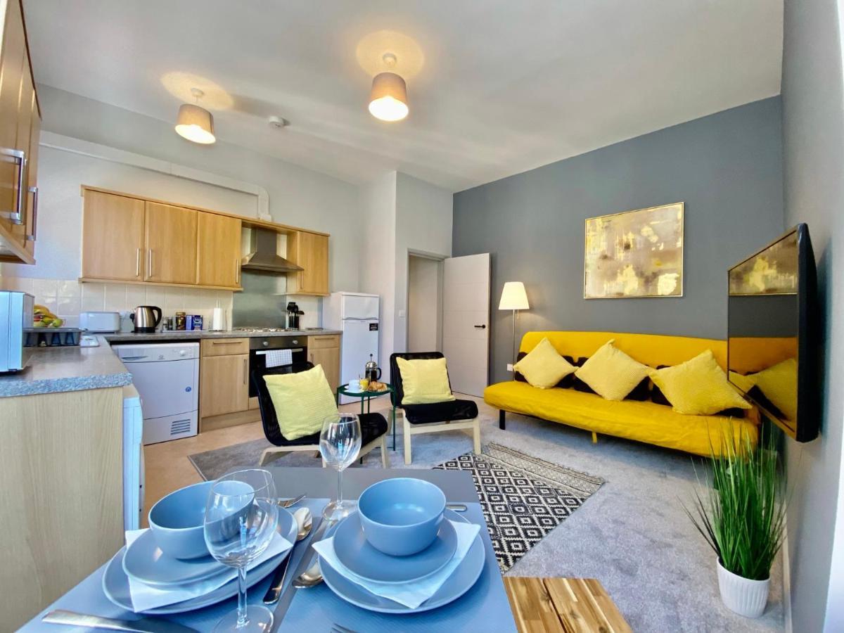 Trendy Stylish Apartment! - 5 Minute Walk To The Best Beach! - Great Location - Parking - Fast Wifi - Smart Tv - Newly Decorated - Sleeps Up To 6! Close To Bournemouth & Poole Town Centre & Sandbanks Екстериор снимка