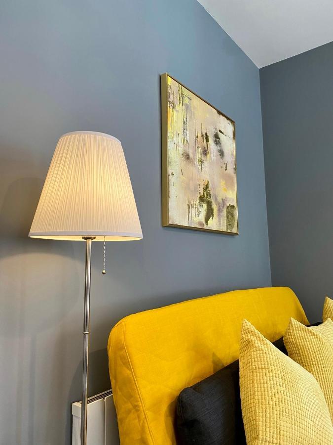 Trendy Stylish Apartment! - 5 Minute Walk To The Best Beach! - Great Location - Parking - Fast Wifi - Smart Tv - Newly Decorated - Sleeps Up To 6! Close To Bournemouth & Poole Town Centre & Sandbanks Екстериор снимка