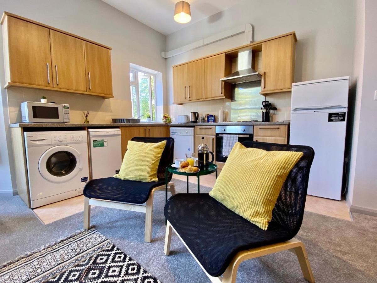 Trendy Stylish Apartment! - 5 Minute Walk To The Best Beach! - Great Location - Parking - Fast Wifi - Smart Tv - Newly Decorated - Sleeps Up To 6! Close To Bournemouth & Poole Town Centre & Sandbanks Екстериор снимка